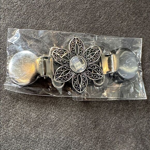 Women’s Silver Sweater Clips 6 Piece Set in Clear Storage Container NEW - Picture 4 of 14